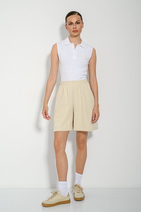 Sleeveless rib top with lapel collar and front print