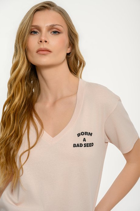 T-shirt με τύπωμα και V λαιμόκοψη