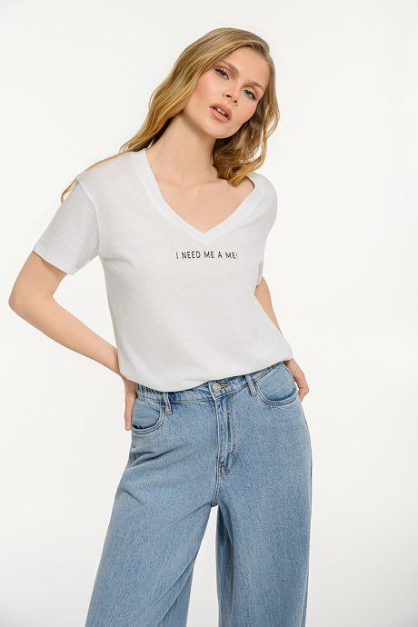 T-shirt με τύπωμα και V λαιμόκοψη