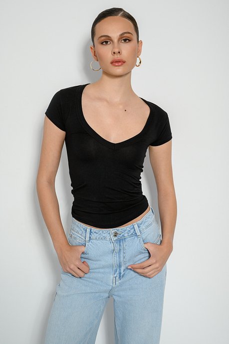 Top with short sleeves and V neckline