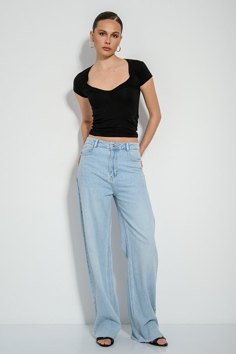 Top with short sleeves and V neckline