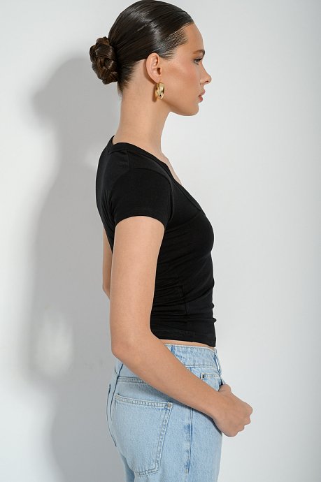 Top with short sleeves and V neckline