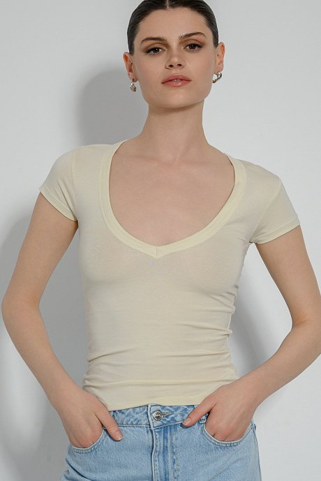 Top with short sleeves and V neckline