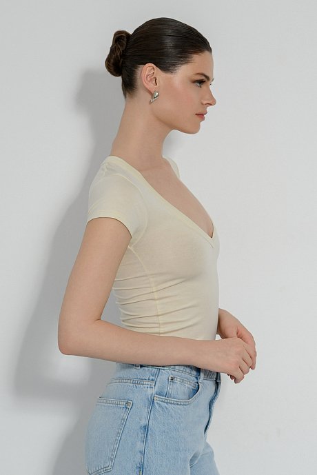 Top with short sleeves and V neckline
