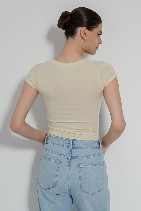 Top with short sleeves and V neckline