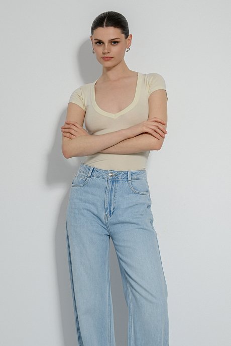 Top with short sleeves and V neckline