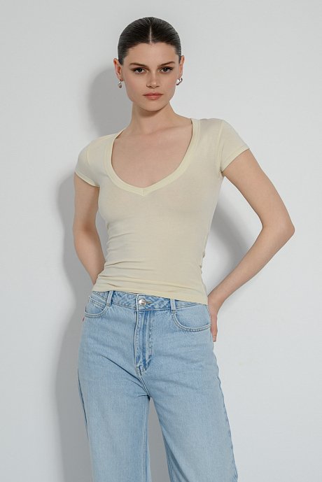 Top with short sleeves and V neckline