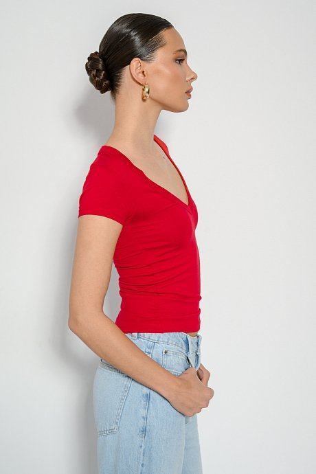 Top with short sleeves and V neckline