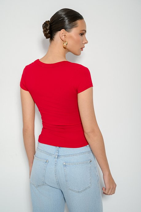 Top with short sleeves and V neckline