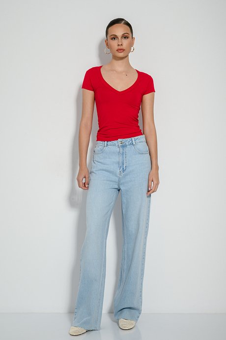 Top with short sleeves and V neckline