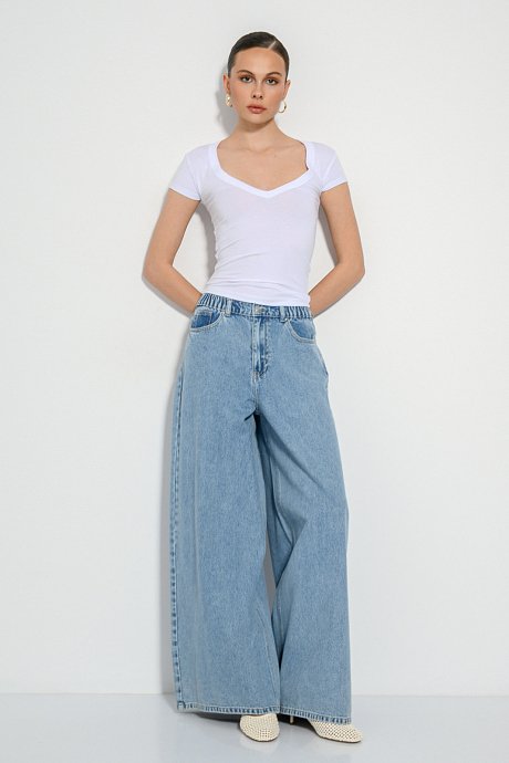 Top with short sleeves and V neckline