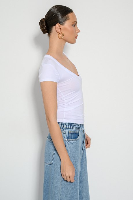 Top with short sleeves and V neckline