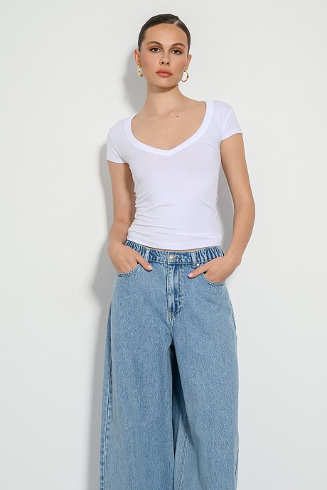 Top with short sleeves and V neckline