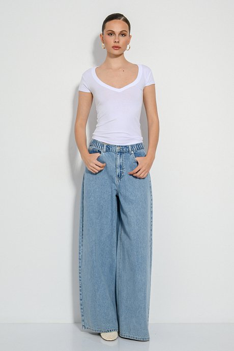 Top with short sleeves and V neckline