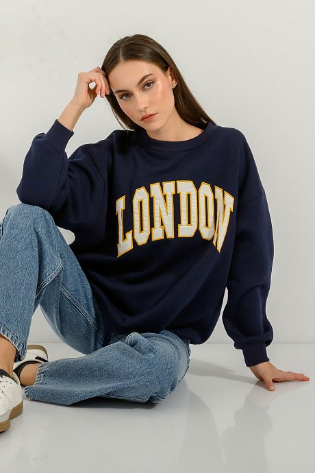 Oversized sweatshirt with embroidered pattern