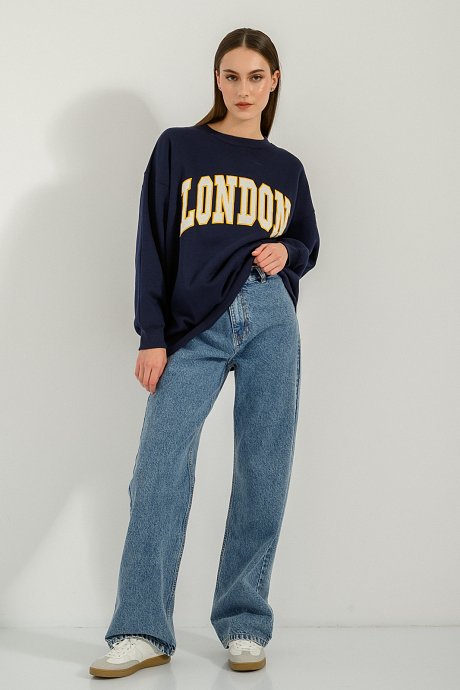 Oversized sweatshirt with embroidered pattern