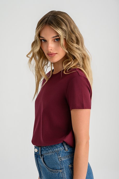 Basic t-shirt with round neckline