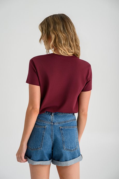 Basic t-shirt with round neckline