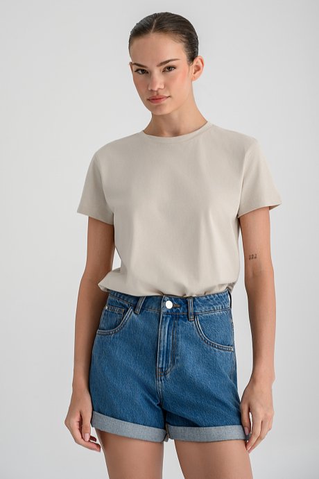 Basic t-shirt with round neckline