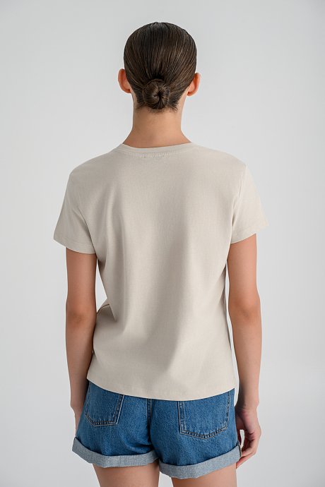 Basic t-shirt with round neckline