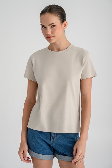 Basic t-shirt with round neckline