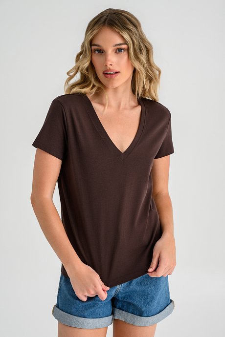 Basic t-shirt with V neckline
