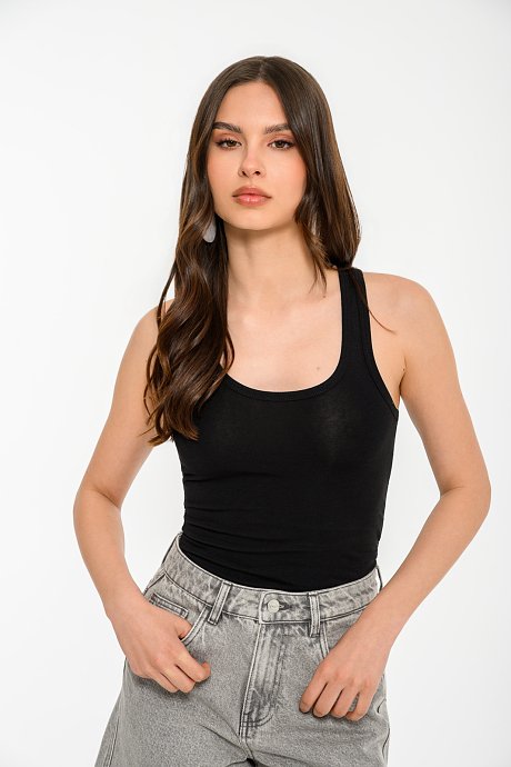 Sleeveless basic tank top