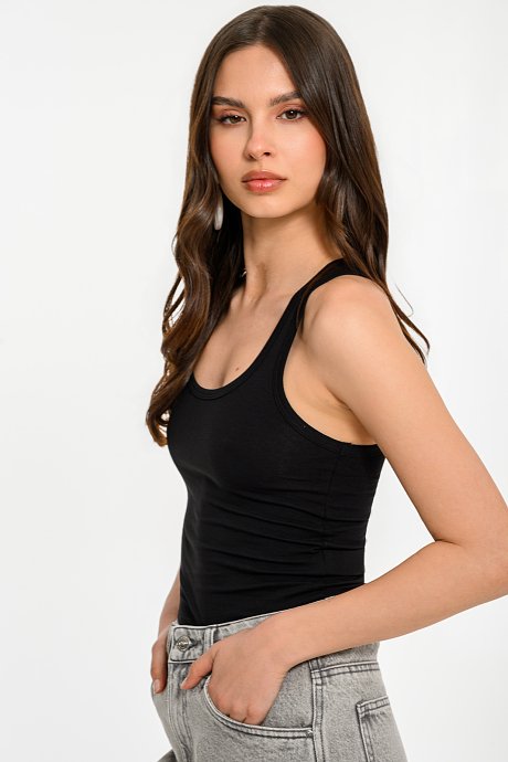 Sleeveless basic tank top