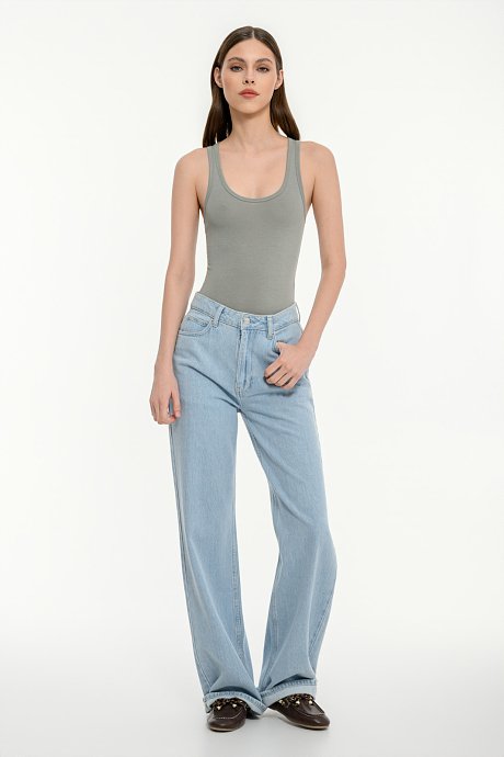 Sleeveless basic tank top
