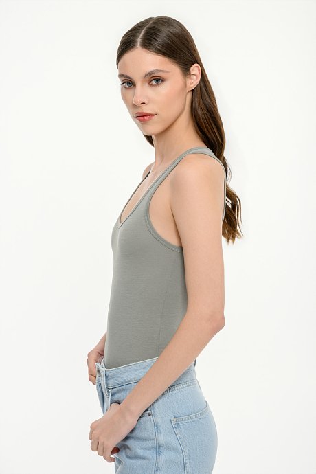 Sleeveless basic tank top