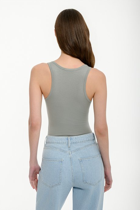 Sleeveless basic tank top