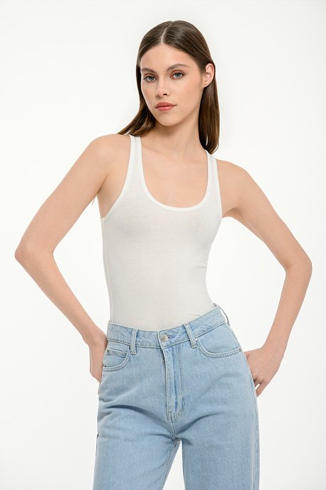 Sleeveless basic tank top