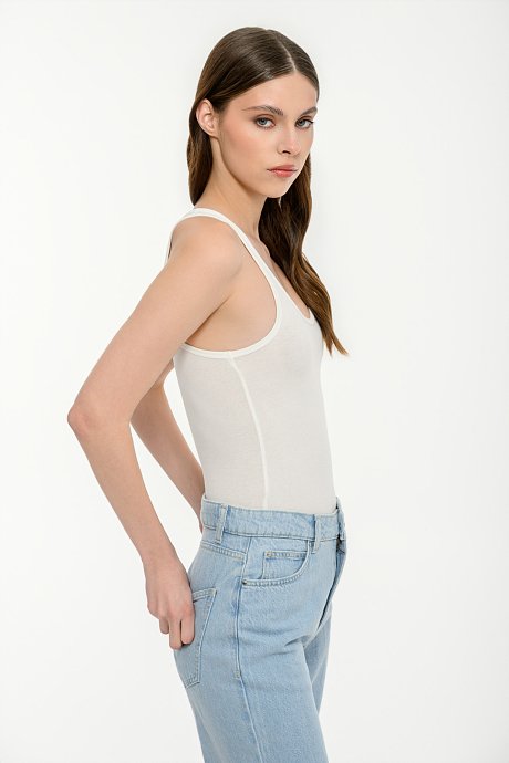 Sleeveless basic tank top
