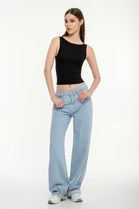 Sleeveless basic crop top