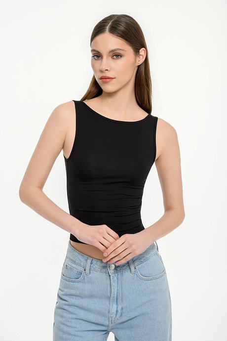Sleeveless basic crop top