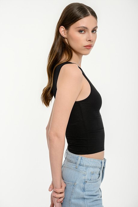 Sleeveless basic crop top