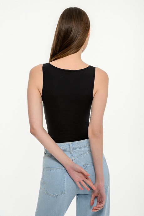 Sleeveless basic crop top