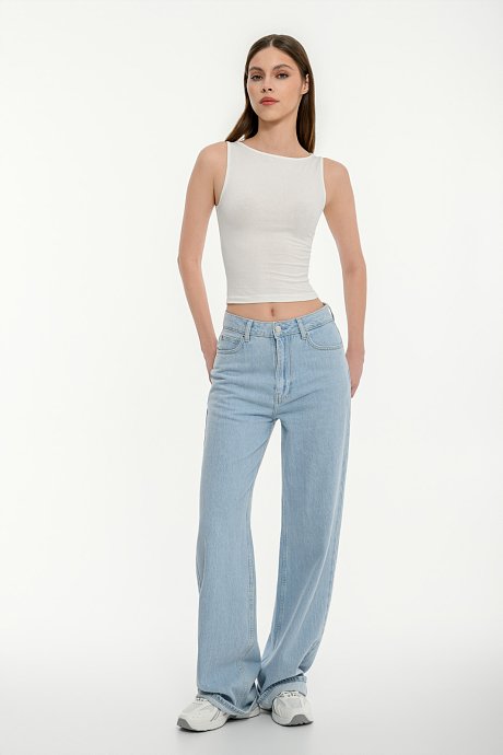 Sleeveless basic crop top