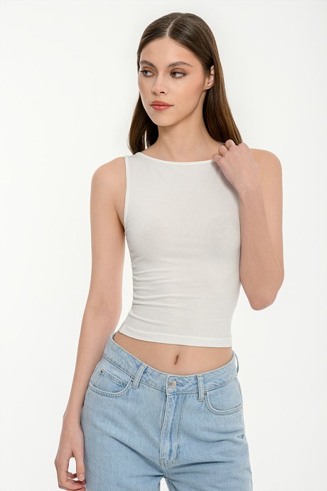 Sleeveless basic crop top