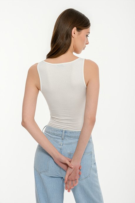 Sleeveless basic crop top