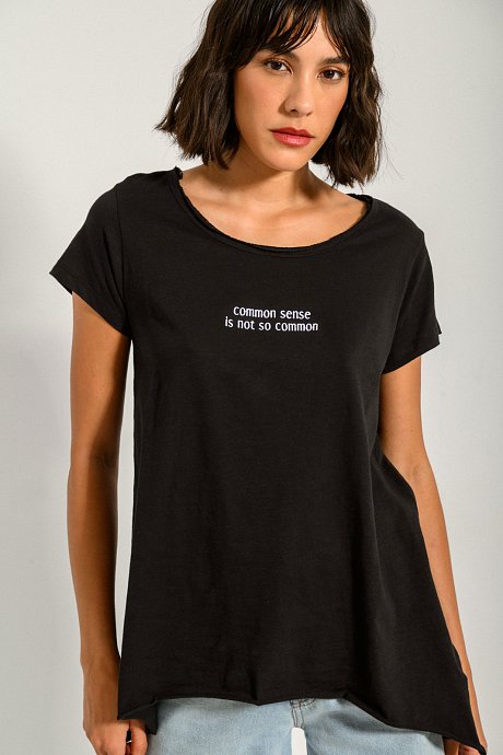 T-shirt με κεντημένο σχέδιο