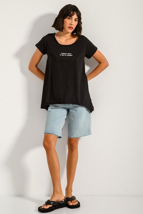 T-shirt με κεντημένο σχέδιο
