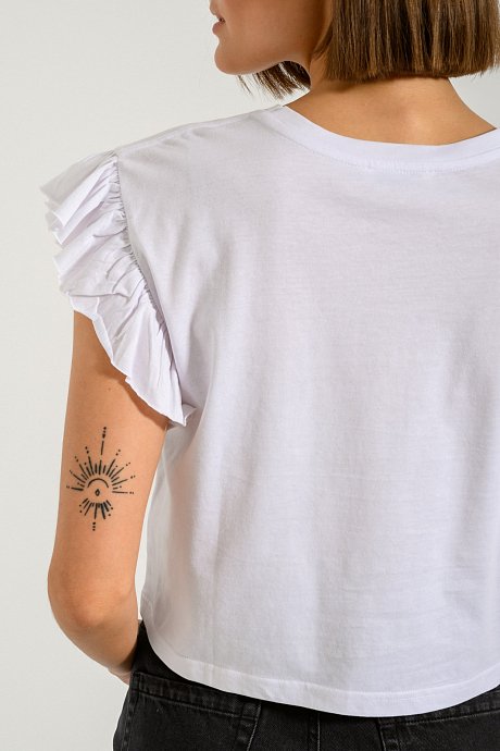 T-shirt με κεντημένο σχέδιο και βολάν