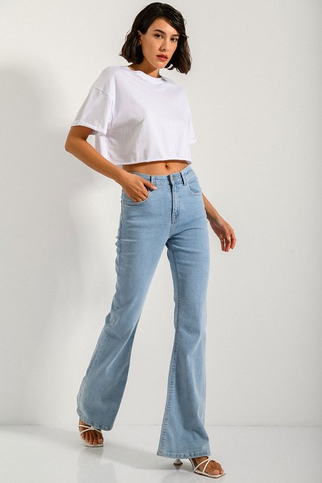 Cropped top with rever on the sleeves