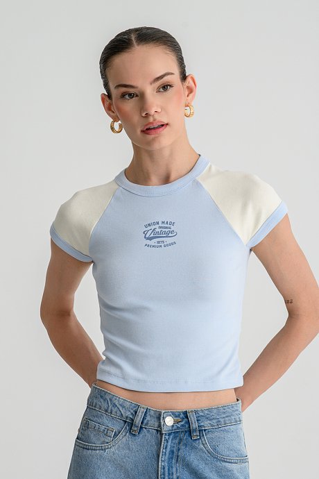 Εφαρμοστό κροπ t-shirt με print