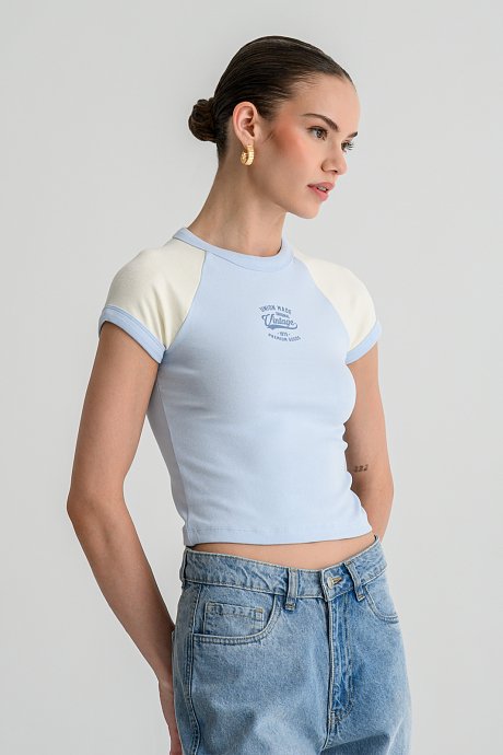 Εφαρμοστό κροπ t-shirt με print