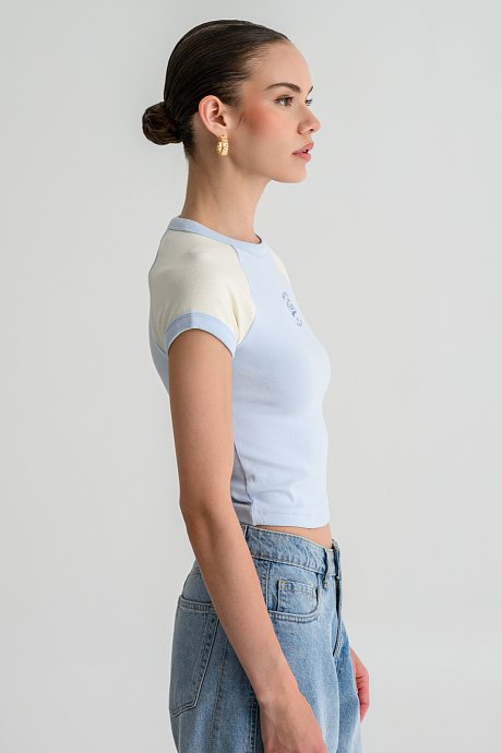 Εφαρμοστό κροπ t-shirt με print