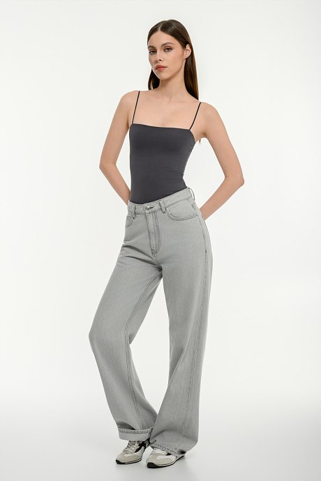 Sleeveless basic top with square neckline