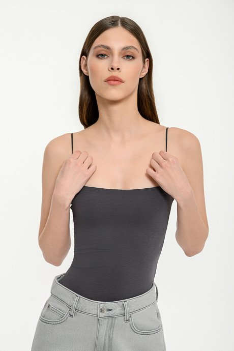 Sleeveless basic top with square neckline