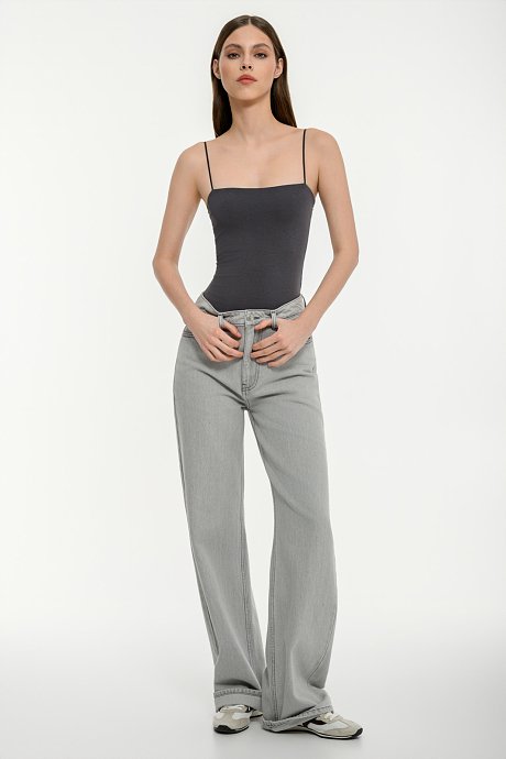 Sleeveless basic top with square neckline